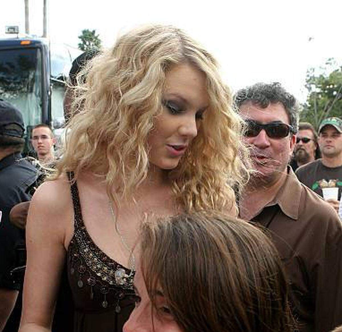 Taylor Swift signing autographs at the KISS Country Chili CookOff in Pembroke Pines in 2008.