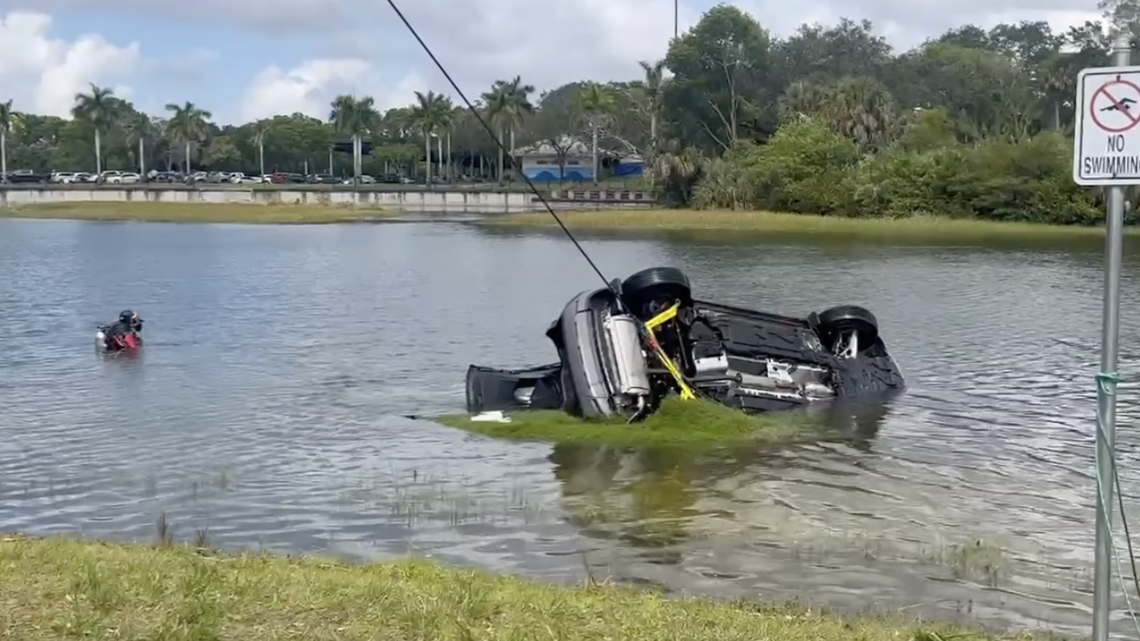 Good Samaritan rescues driver after car plunges into Pembroke Pines canal, cops say
