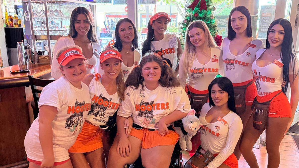 Maci Jones and Hooters girls.